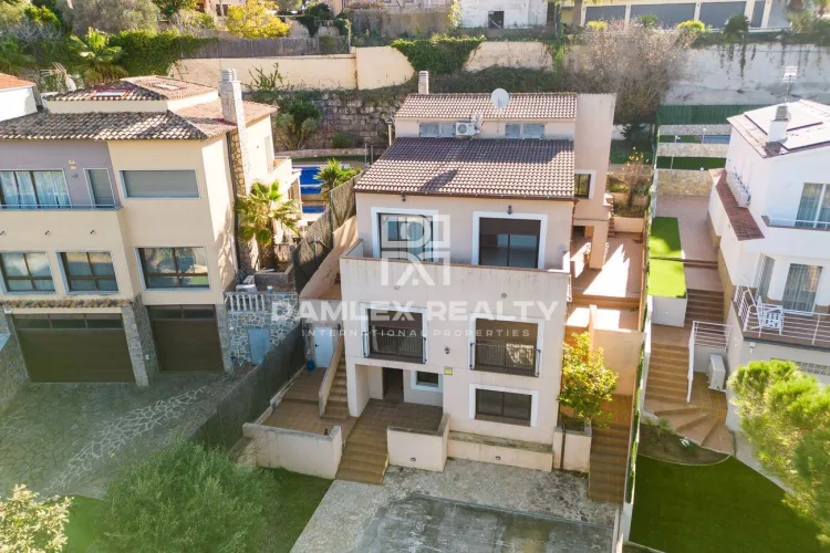 A modern style house with lots of potential near the centre and beaches of Lloret de Mar