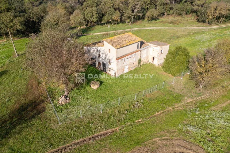 Farmhouse for sale for restoration in the picturesque area of ​​Caldes de Malavella