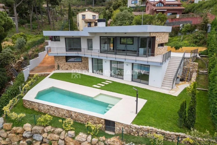 Incredible new house - modern, spacious and bright - in a quiet area of Begur
