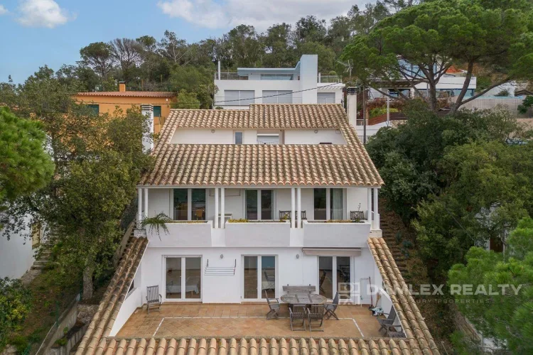Well maintained detached 5 bedroom house within walking distance of the center of Begur