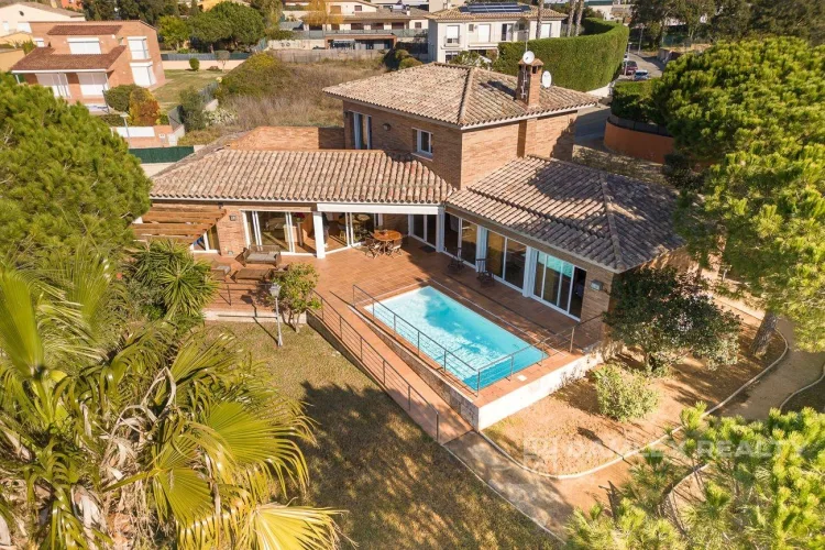 This prestigeous villa has an amazing beautiful views and a swimming pool