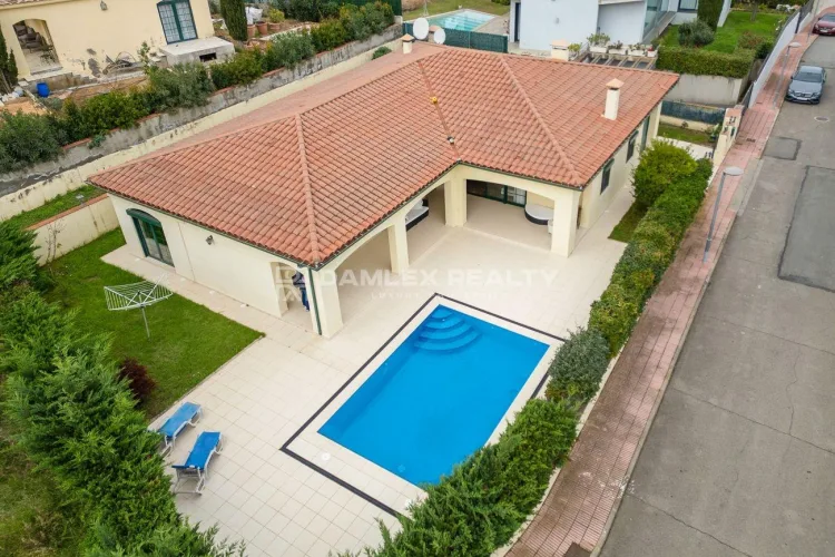 Spanish-style villa is located in the prestigious urbanization in Sant Feliu de Guíxols, Les Bateries.