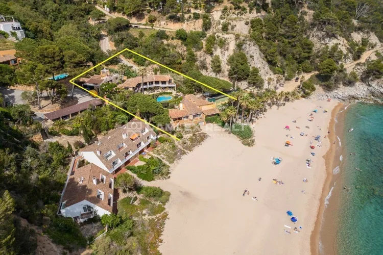 Villa de estilo mediterráneo con unas vistas privilegiadas al mar y a la playa de Santa María de Llorell de Tossa de Mar.