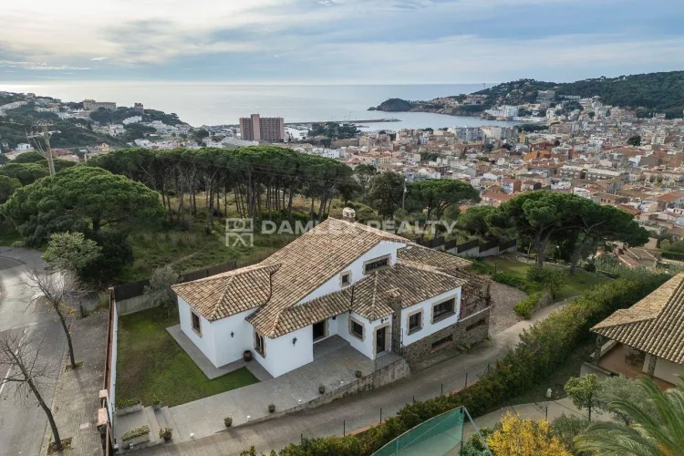 Espectacular casa de estilo mediterráneo con vistas panorámicas a la ciudad y al mar