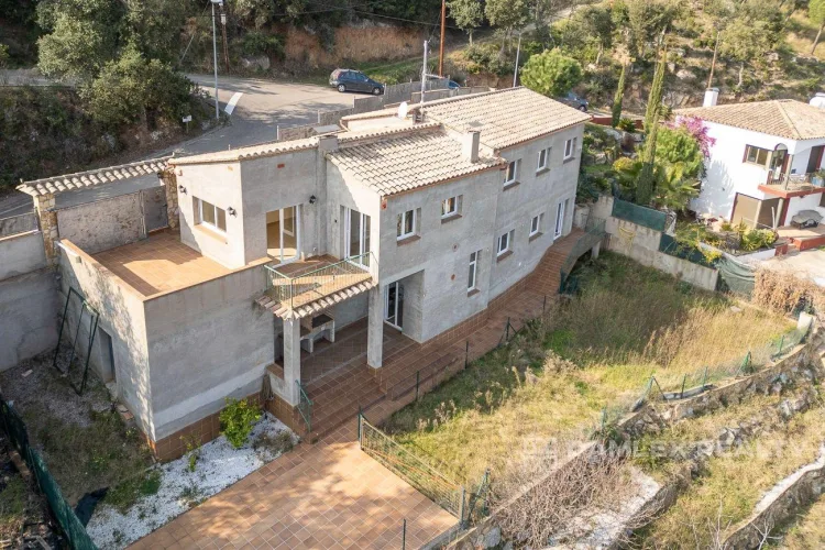 Spacious 5-bedroom villa with apartment and sea view. Large plot.Calonge, Río de Oro