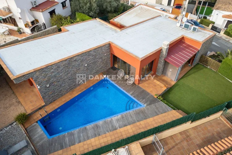 Independent chalet with pool and mountain views in S