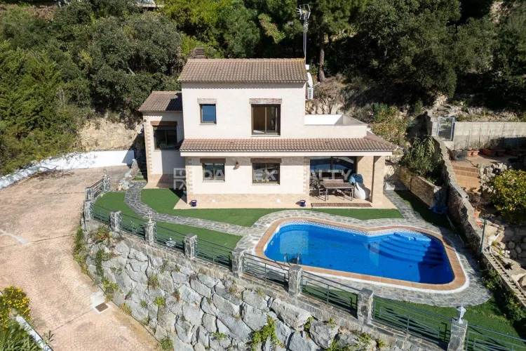 Villa mit Pool und Meerblick in einer ruhigen Urbanisation Lloret de Mar