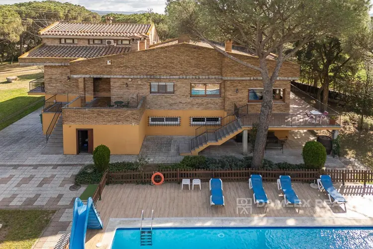 Herrliche Villa in Cassà de la Selva mit Platz für 33 Personen und exquisiten Annehmlichkeiten