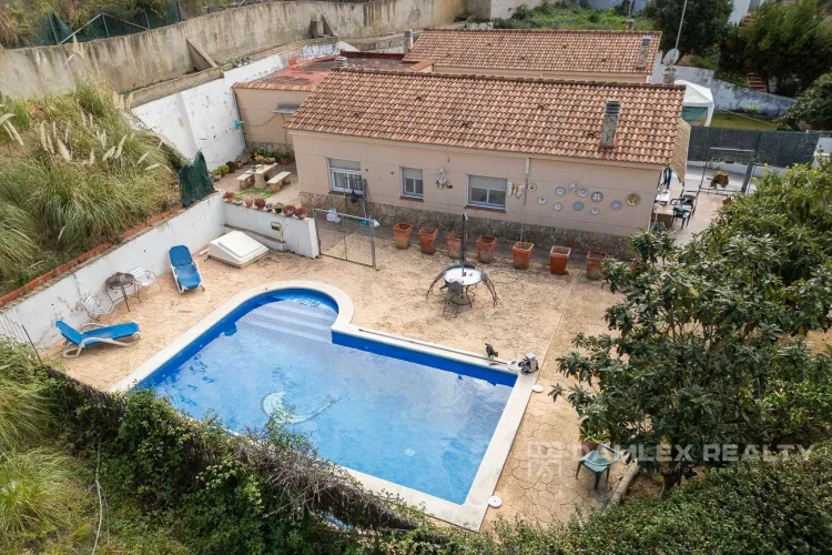 Sunny chalet with swimming pool in  the Urbanizacion Los Pinares in Lloret de Mar