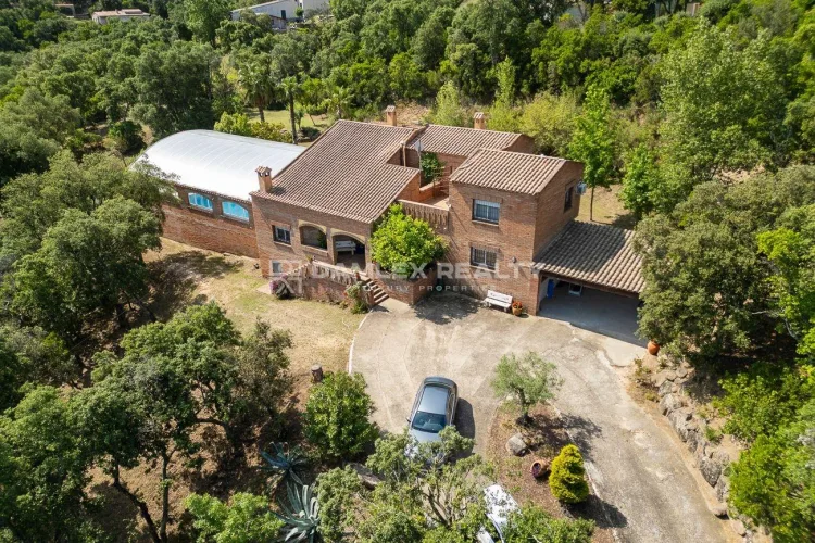 Incredible property comprising two houses in the quiet urbanisation of Vall Repos
