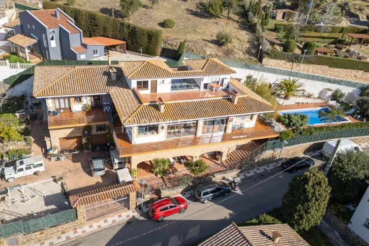 Impressive house with multiple apartments in Castell d