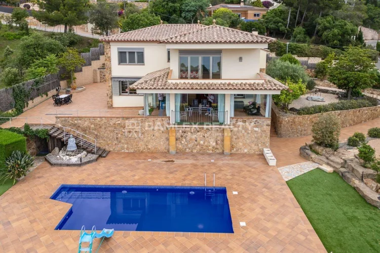 Luxurious and well-equipped villa in Santa Maria de Llorell urbanization in Tossa de Mar.