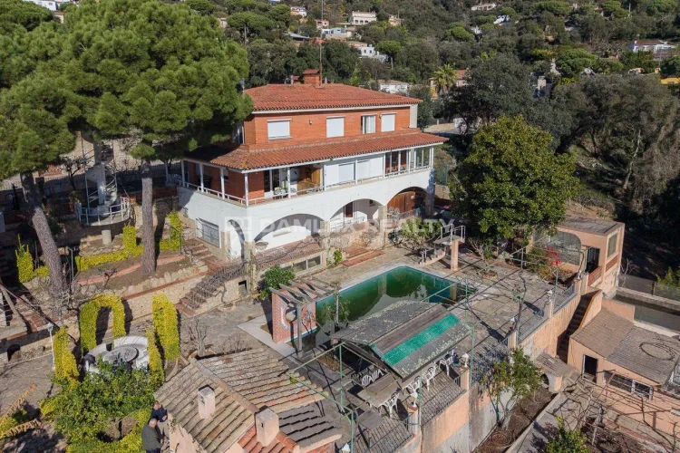 Large house with many possibilities in a quiet and safe area above Santa Cristina de Aro