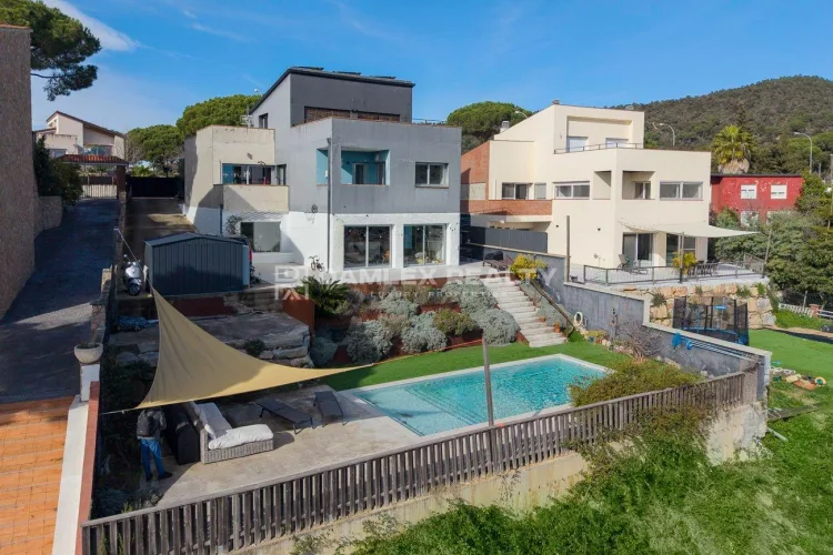 House for sale in a quiet urbanization, 10 minutes by car from the beaches of Blanes