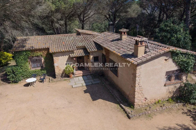 Authentic masia surrounded by nature in Solius