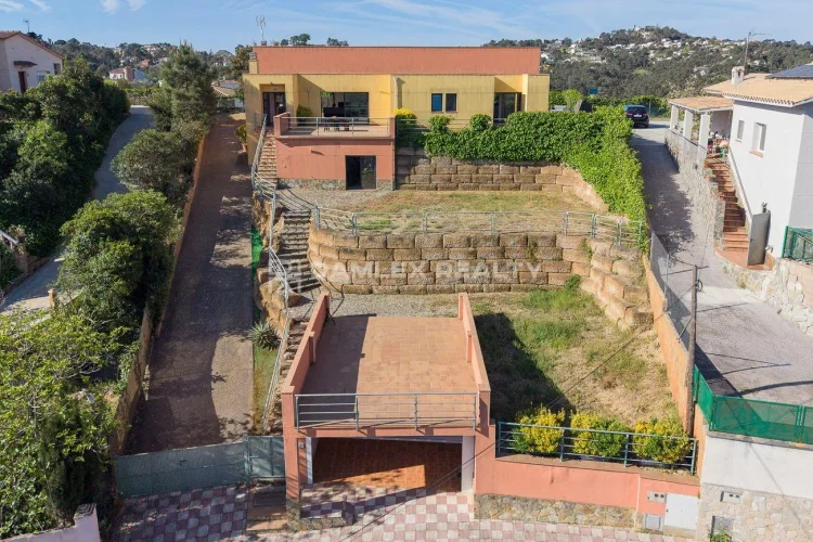 Villa with Tourist License, Pool and Open Mountain Views in Residencial Lloret