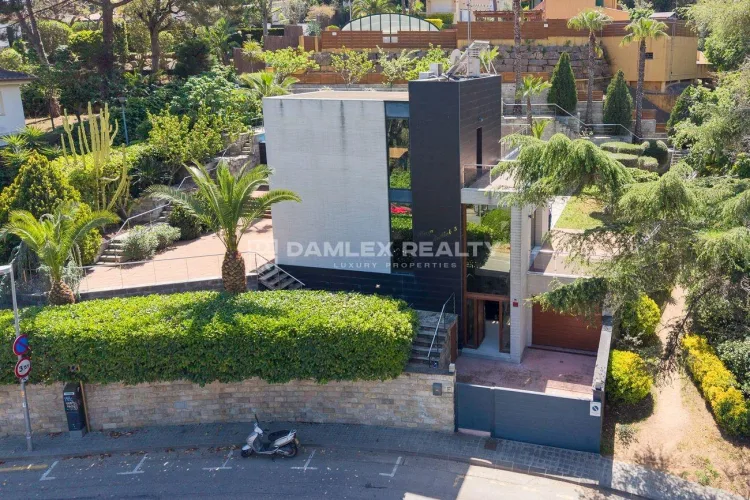Detached house for sale in the first sea lines in Cala Sant Francesc