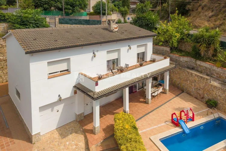 Prachtige woning met privézwembad op slechts 300 meter van Cala Canyelles