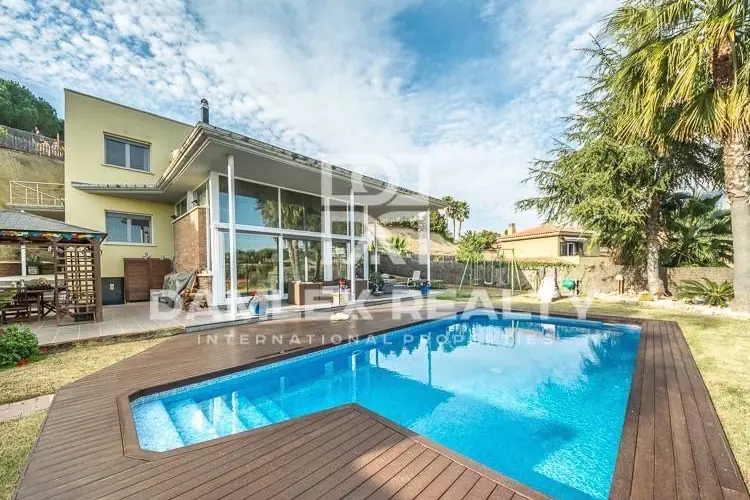 Luxury villa with sea views in the town of Sant Andreu de Llavaneres.