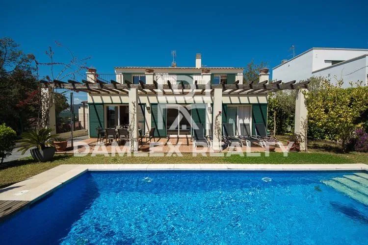 Villa with two floors in the town of Sant Feliu de Guixols. Costa Brava