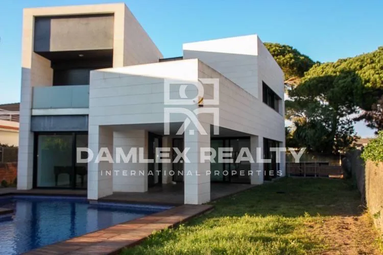 Modern villa near the beach. Costa de Barcelona