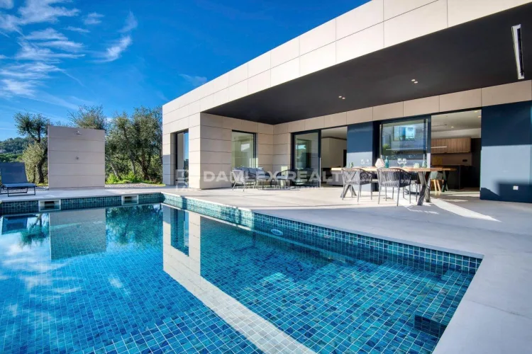 Modern designer villa in Calonge