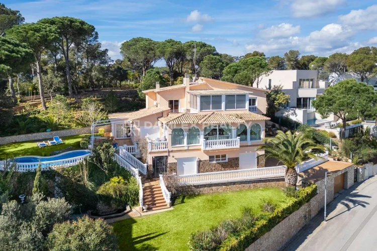 Luxurious villa with panoramic sea  views on the picturesque Costa Brava