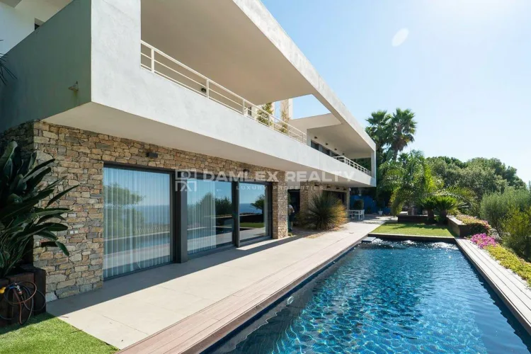 Een elegante villa te koop in de urbanisatie Cala Sant Francesc, Blanes