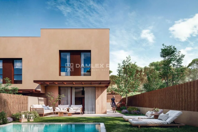 A residential complex of 27 townhouses, located just 5 minutes on foot from the center of Begur