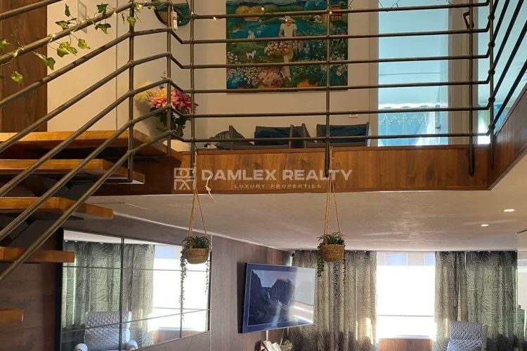 Stunning 60 m² duplex, completely renovated in 2023, located just a 2-minute walk from the beach and promenade, and 500 meters from the vibrant town center of Platja d