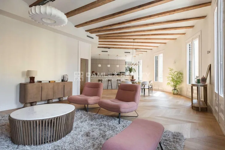 Elegant and spacious luxury apartment in Eixample, just 3 minutes’ walk from Paseo de Gracia.