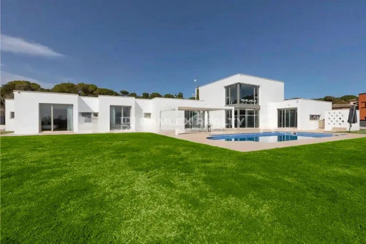 Modern House with Mountain Views, Close to the Urban Center