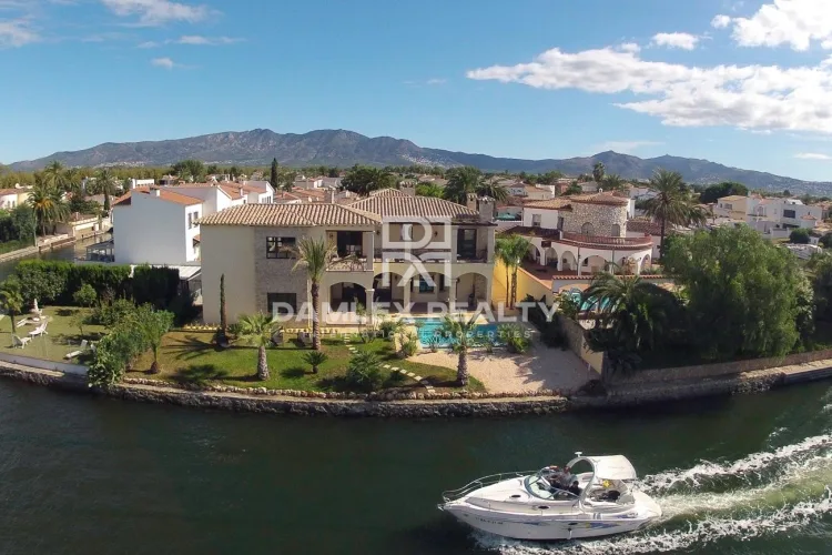 Будинок / Вілла з  кімнатами, ділянка 1258 м², на продаж у Empuriabrava, Costa Brava