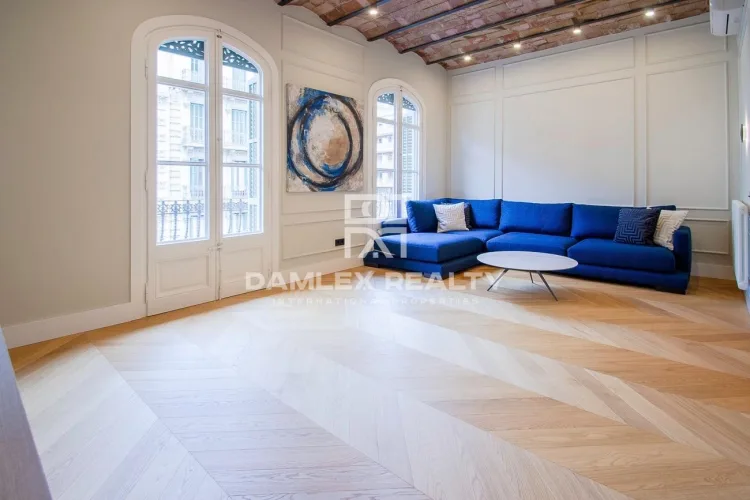 Renovated apartment in the Eixample neighborhood