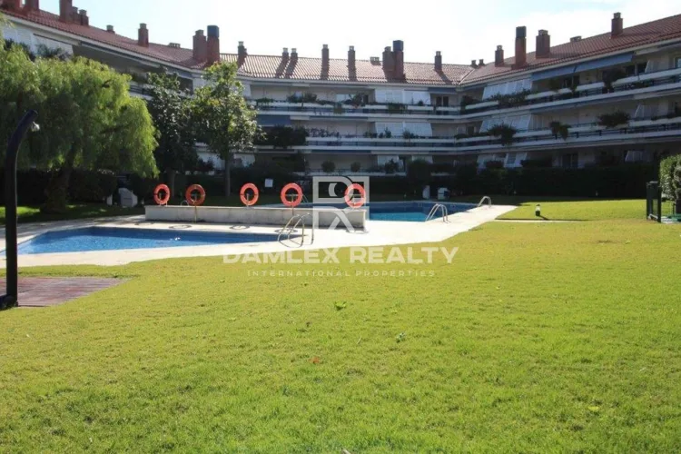 Ground floor apartment on first line of the sea
