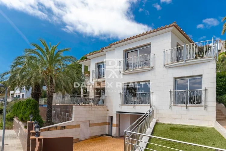 Luxury villa in urbanization La Montgoda