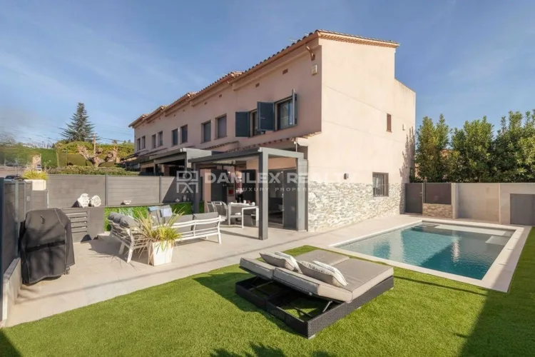 Renovated three-story townhouse in Platja d