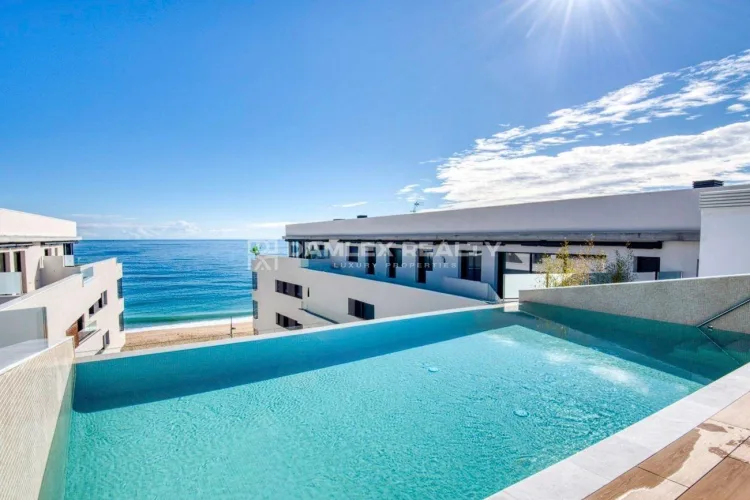 Ático único a estrenar en venta con 2 terrazas en primera línea de mar en Calonge