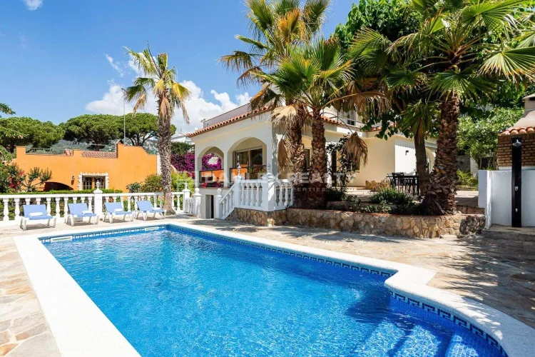 Villa with swimming pool, renovated installations and tourist license