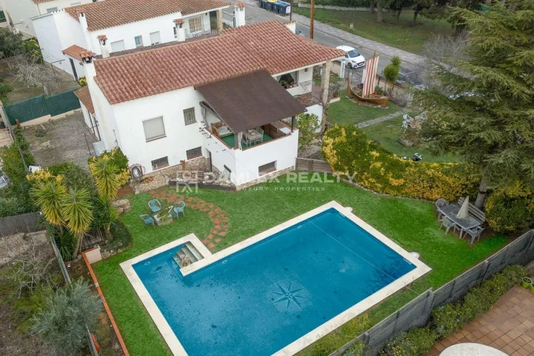 Family home with large plot in a quiet street in Mas Trempat