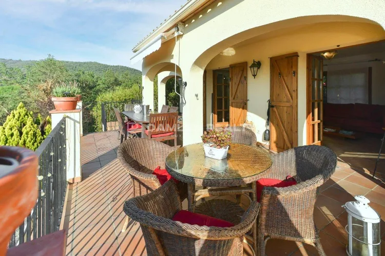 House with views and tourist license in Les Gavarres — peace, privacy, comfort and investment potential in Calonge