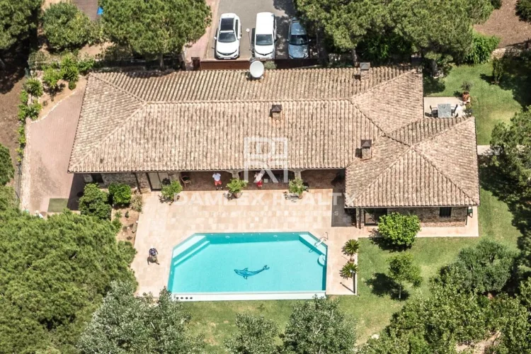 HERRLICHES KATALANISCHES HAUS 800 M VOM STRAND ENTFERNT!