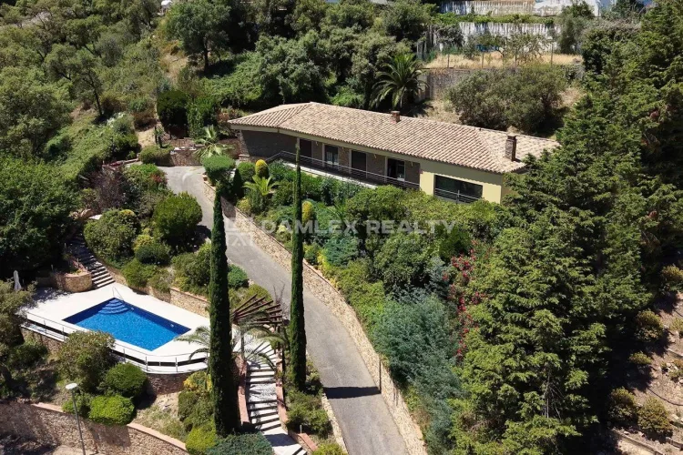Villa with pool and with beautiful sea views, located in the Mas Nou urbanization