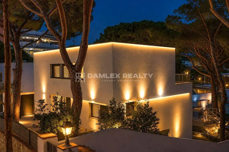 Contemporary Villa renovated in 2022 with Tourist License in the heart of Platja d