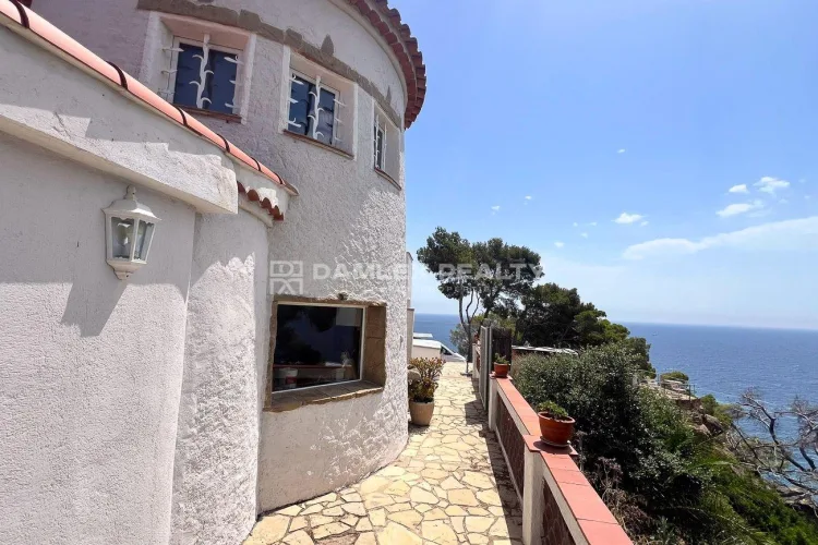 Frontline Seafront Villa with Panoramic Sea Views and Exceptional Renovation Potential