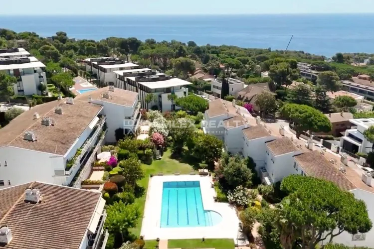 Charming Mediterranean Townhouse with Active Tourist License