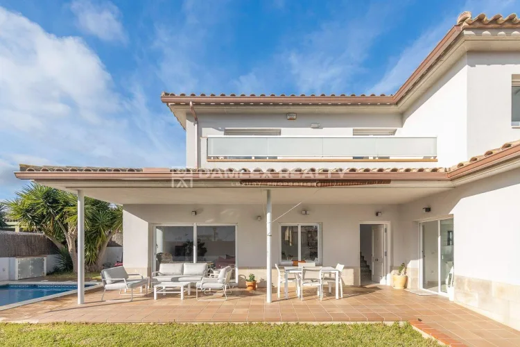Spectacular Renovated Villa with Swimming Pool, Just 12 Minutes’ Walk from the Beach