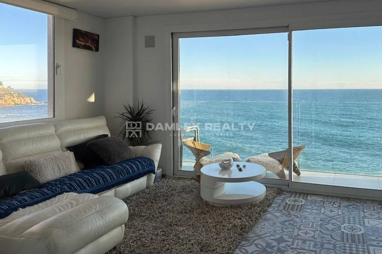 Apartment with incredible panoramic sea views in the first line of Lloret de Mar