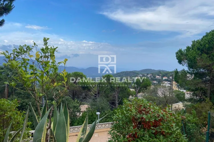 Villa with sea views in urbanization Serra Brava