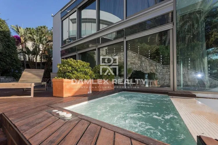 Modern villa with panoramic sea views in the luxury urbanization of Sitges